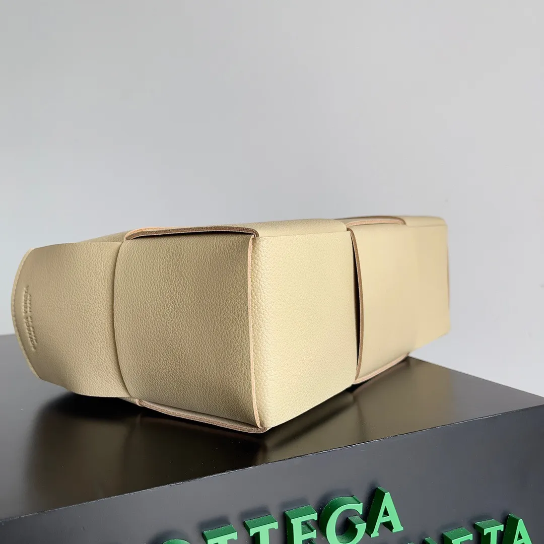 Batch 1760 medium arco pebbled grain, BottegaVeneta# official website latest pebbled grain cowhide with suede lining, SLIP tote handbag, and the logo has been changed to the side 😍The oversized woven design really makes it a huge gap from ordinary tote bags 🔗🔗Different color combinations for the inner and outer layers ⛓Daniel Lee leads the brand's DNA to continue to evolve with fresh inspiration🧬🧬showing a balanced style of luxury and reality👉: 30*20*12 Model: 9893#